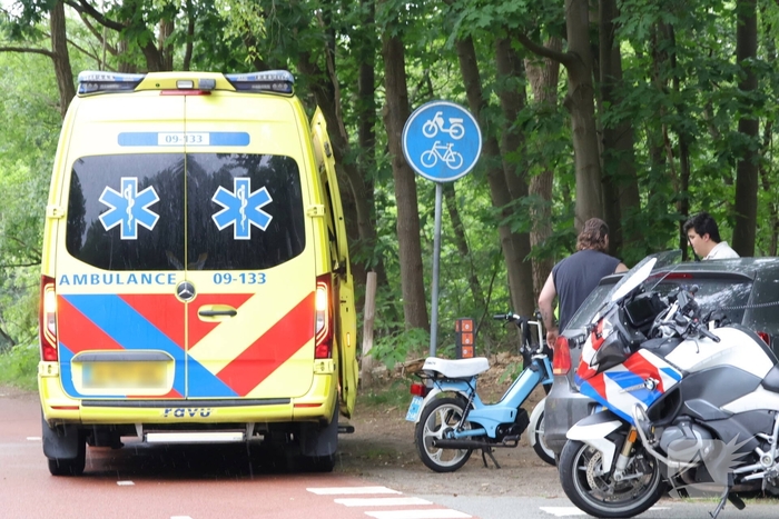 Bromfietser gewond bij botsing met auto