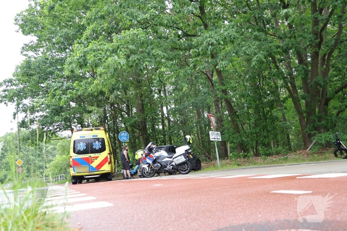Bromfietser gewond bij botsing met auto