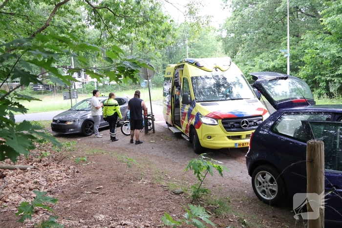 Bromfietser gewond bij botsing met auto