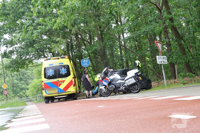 Bromfietser gewond bij botsing met auto