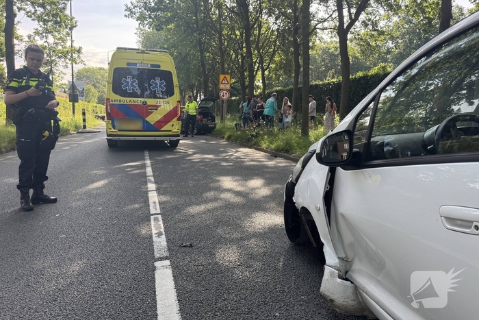 Ongeval tussen twee auto's leidt tot afsluiting van weg