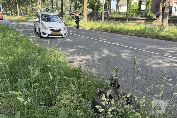 Ongeval tussen twee auto's leidt tot afsluiting van weg