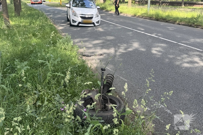 Ongeval tussen twee auto's leidt tot afsluiting van weg