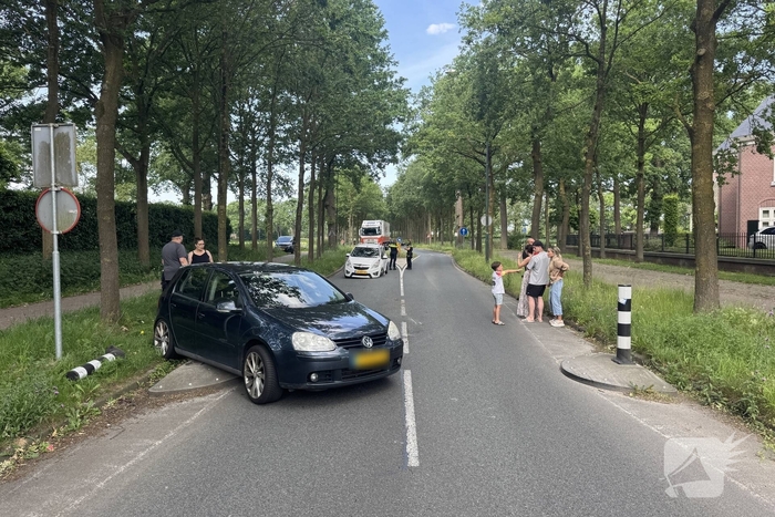 Ongeval tussen twee auto's leidt tot afsluiting van weg