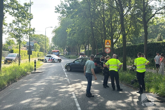 Ongeval tussen twee auto's leidt tot afsluiting van weg