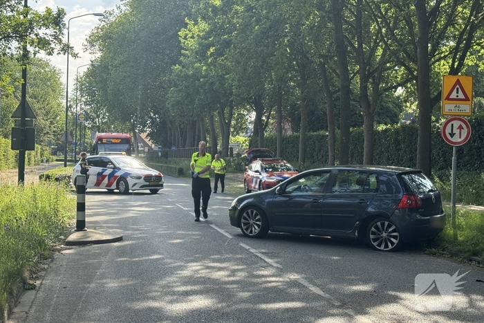 Ongeval tussen twee auto's leidt tot afsluiting van weg