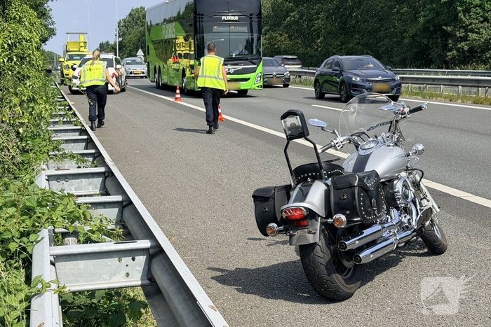 Kettingbotsing op snelweg leidt tot gewonde motorrijder