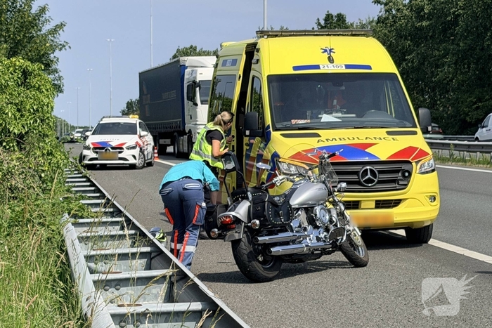 Kettingbotsing op snelweg leidt tot gewonde motorrijder