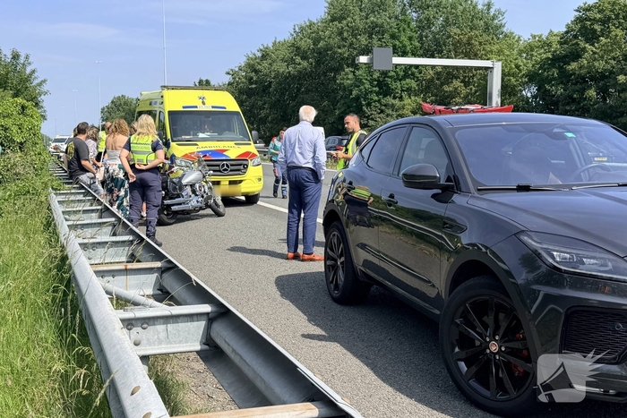 Kettingbotsing op snelweg leidt tot gewonde motorrijder