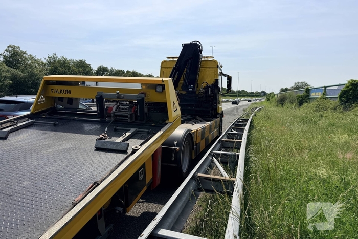 Kettingbotsing op snelweg leidt tot gewonde motorrijder