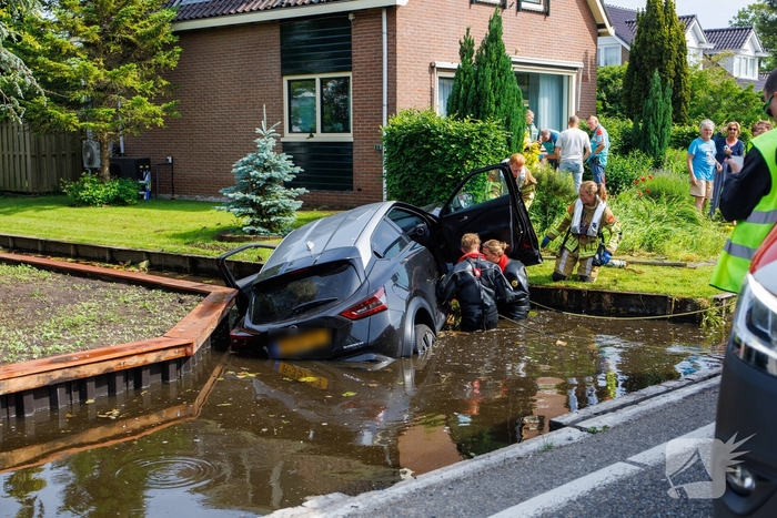Auto belandt in ondiepe sloot na ongeval