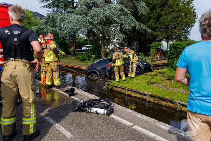 Auto belandt in ondiepe sloot na ongeval