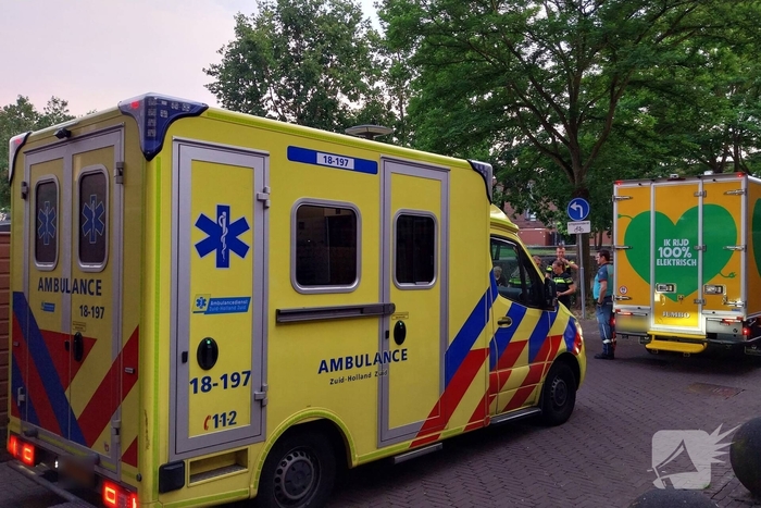 Scooterrijder in botsing met bezorgbus supermarkt