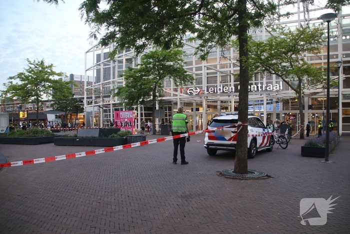 Zwaargewonde na mishandeling voor station Leiden Centraal