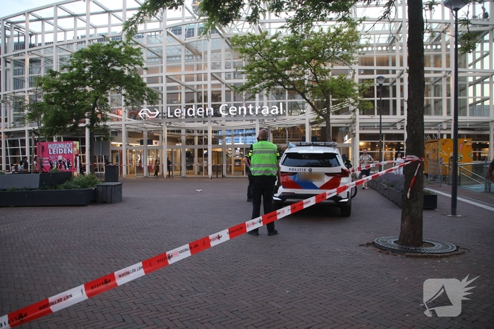 Zwaargewonde na mishandeling voor station Leiden Centraal
