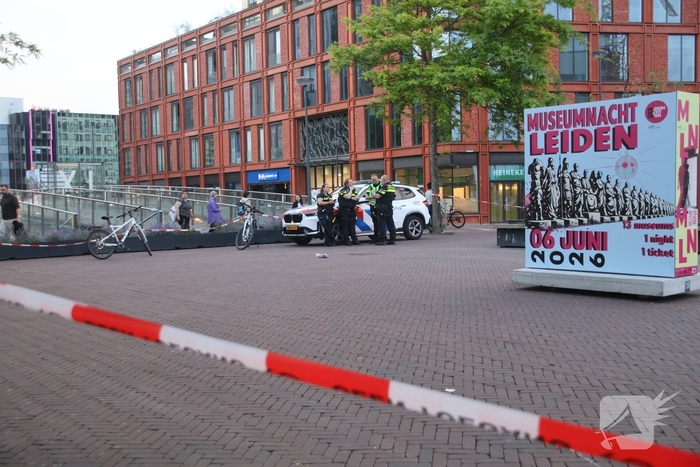 Zwaargewonde na mishandeling voor station Leiden Centraal