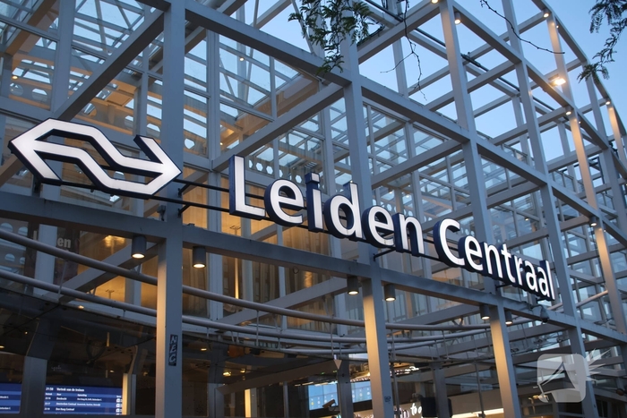 Zwaargewonde na mishandeling voor station Leiden Centraal