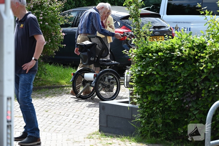 Persoon op driewieler raakt te water