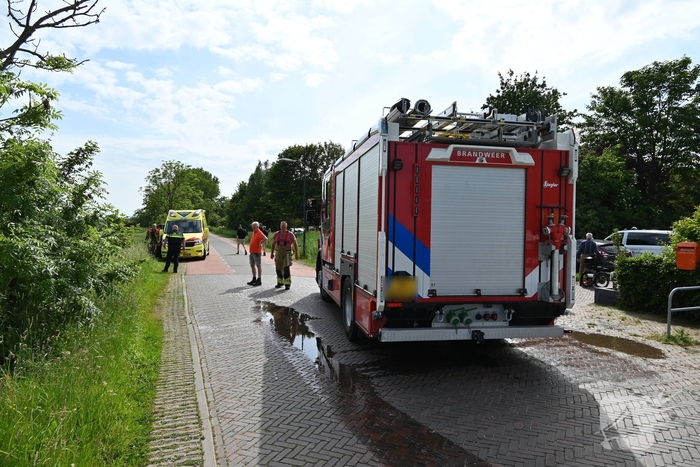 Persoon op driewieler raakt te water