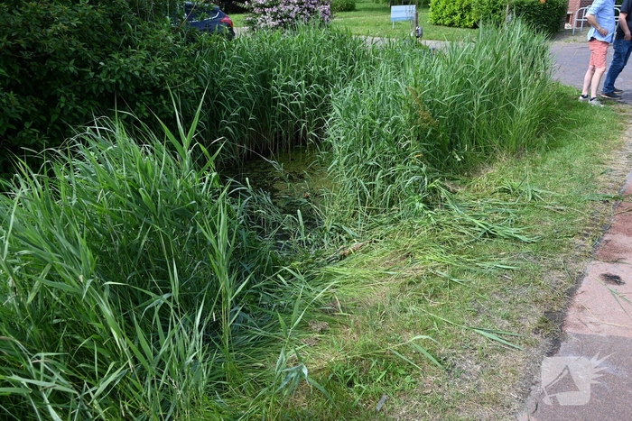 Persoon op driewieler raakt te water