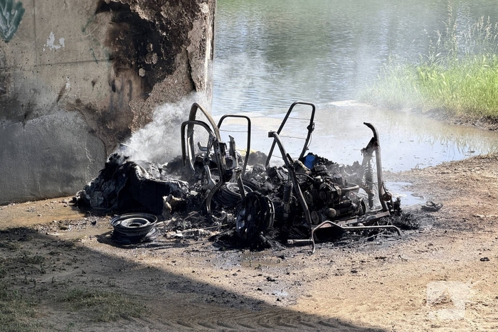 Brommobiel in brand onder brug