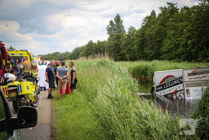 Bestelbusje komt te water, bestuurder gereanimeerd