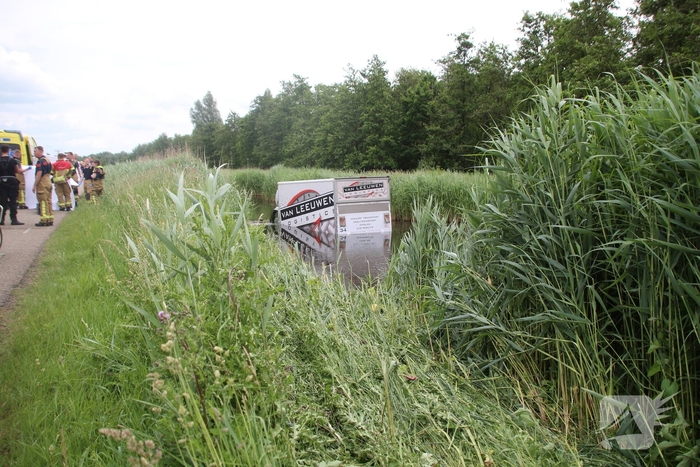 Bestelbusje komt te water, bestuurder gereanimeerd