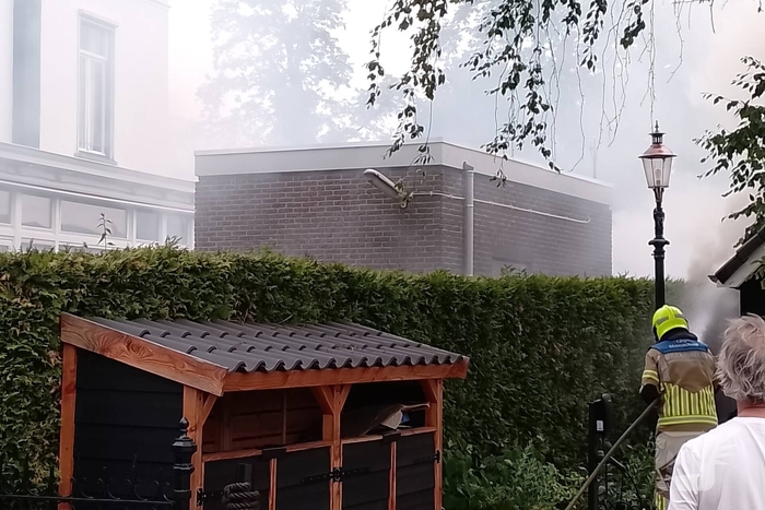 Brand in coniferen Haag veroorzaak flinke rookontwikkeling