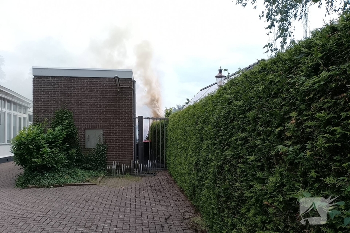 Brand in coniferen Haag veroorzaak flinke rookontwikkeling
