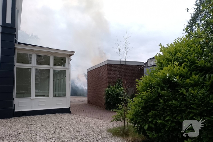 Brand in coniferen Haag veroorzaak flinke rookontwikkeling