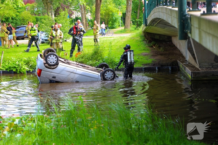 Auto te water in Oostzaan