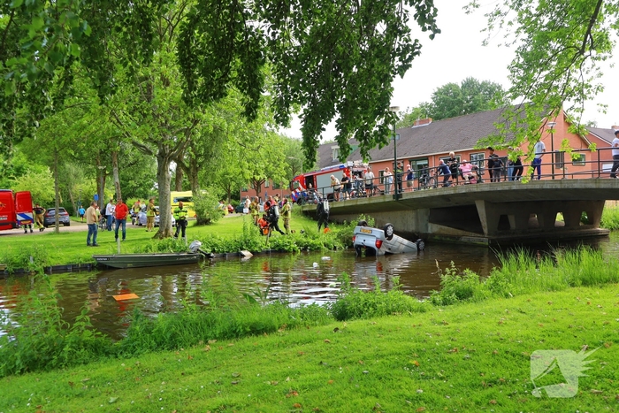 Auto te water in Oostzaan