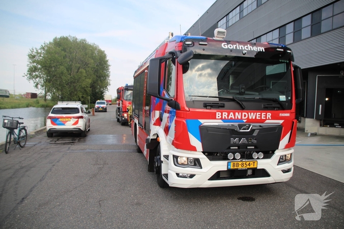Voertuig in brand in bedrijfspand