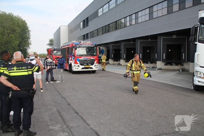 Voertuig in brand in bedrijfspand