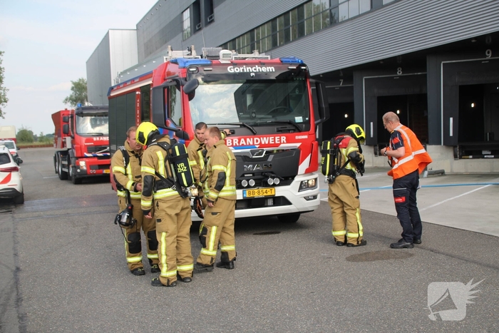 Voertuig in brand in bedrijfspand