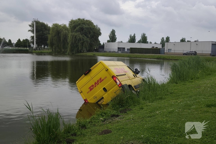 DHL bezorgbus raakt te water