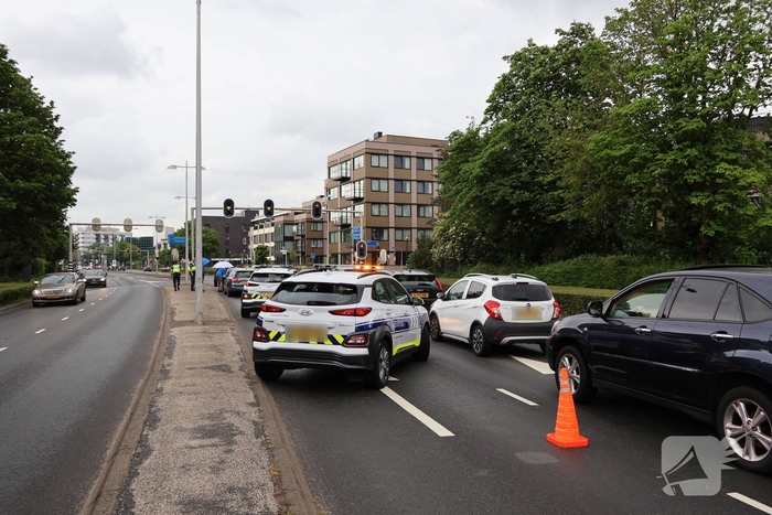 Botsing tussen twee voertuigen op drukke weg