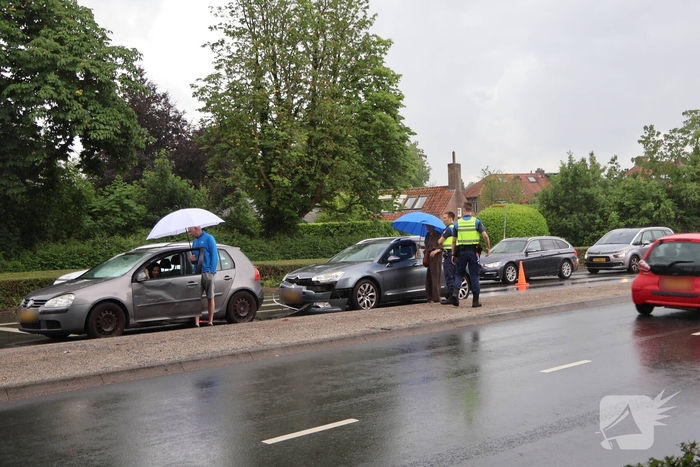 Botsing tussen twee voertuigen op drukke weg