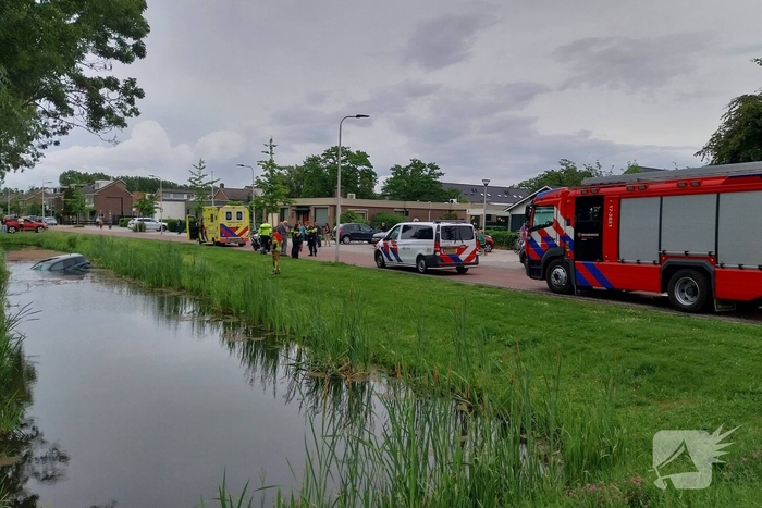 Geen gewonden bij voertuig te water