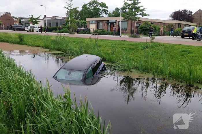 Geen gewonden bij voertuig te water