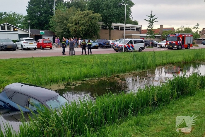 Geen gewonden bij voertuig te water