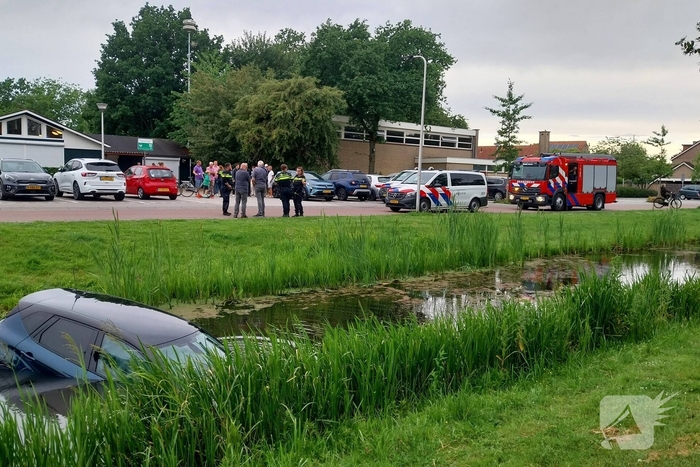 Geen gewonden bij voertuig te water