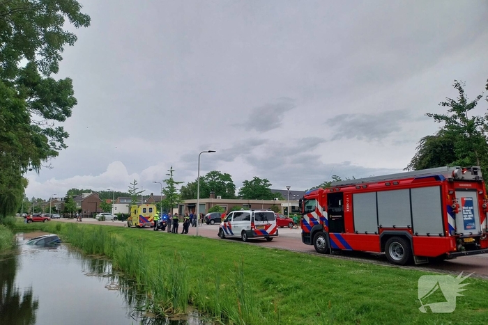 Geen gewonden bij voertuig te water