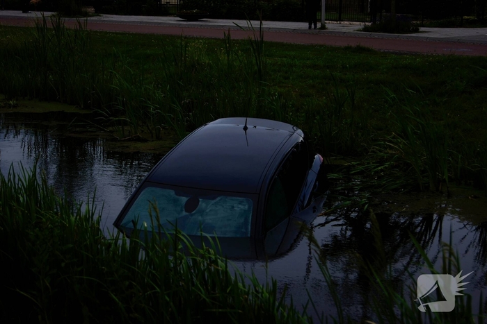 Geen gewonden bij voertuig te water