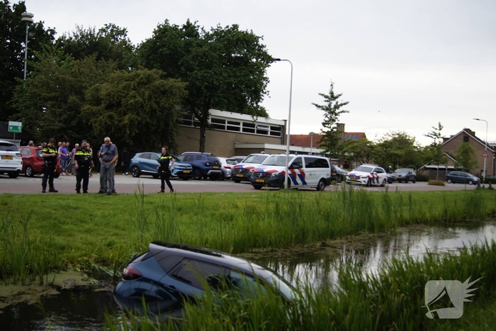 Geen gewonden bij voertuig te water