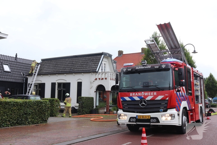 Brand op dak van woning