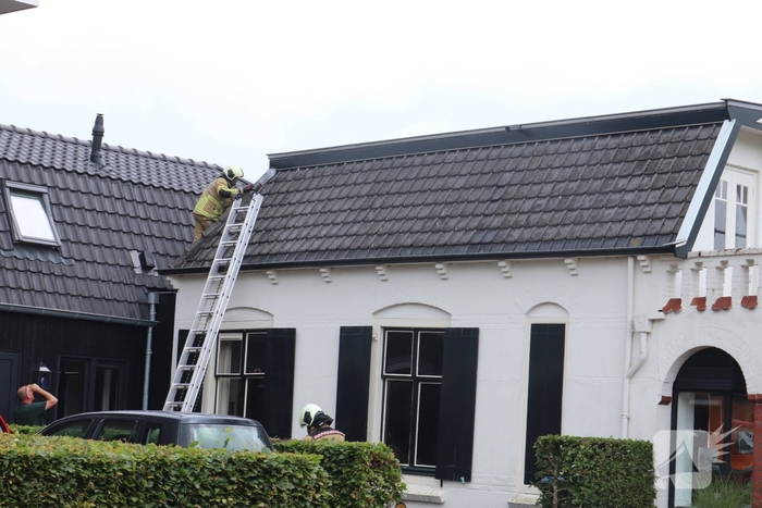 Brand op dak van woning