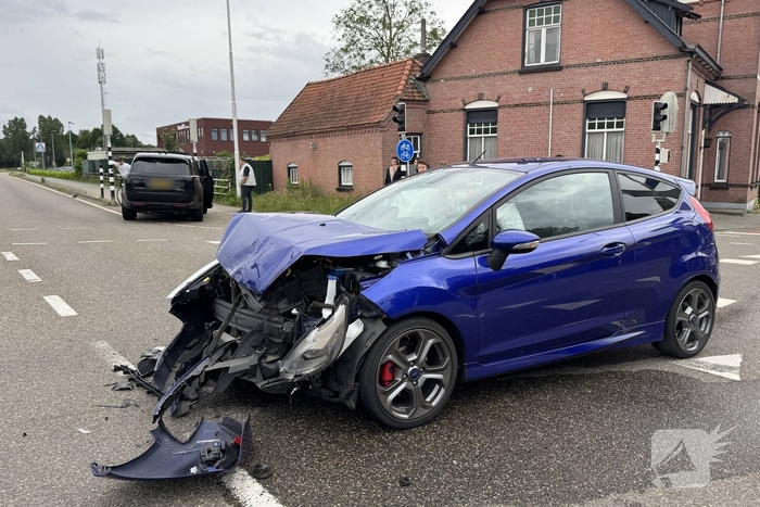 Botsing tussen twee auto's in Aarle-Rixtel