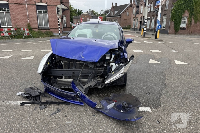Botsing tussen twee auto's in Aarle-Rixtel