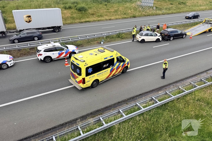 Ongeval met drie auto's op snelweg